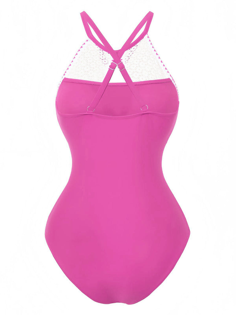 Rosa Badeanzug mit weißen Spitzendetails auf weißem Hintergrund
