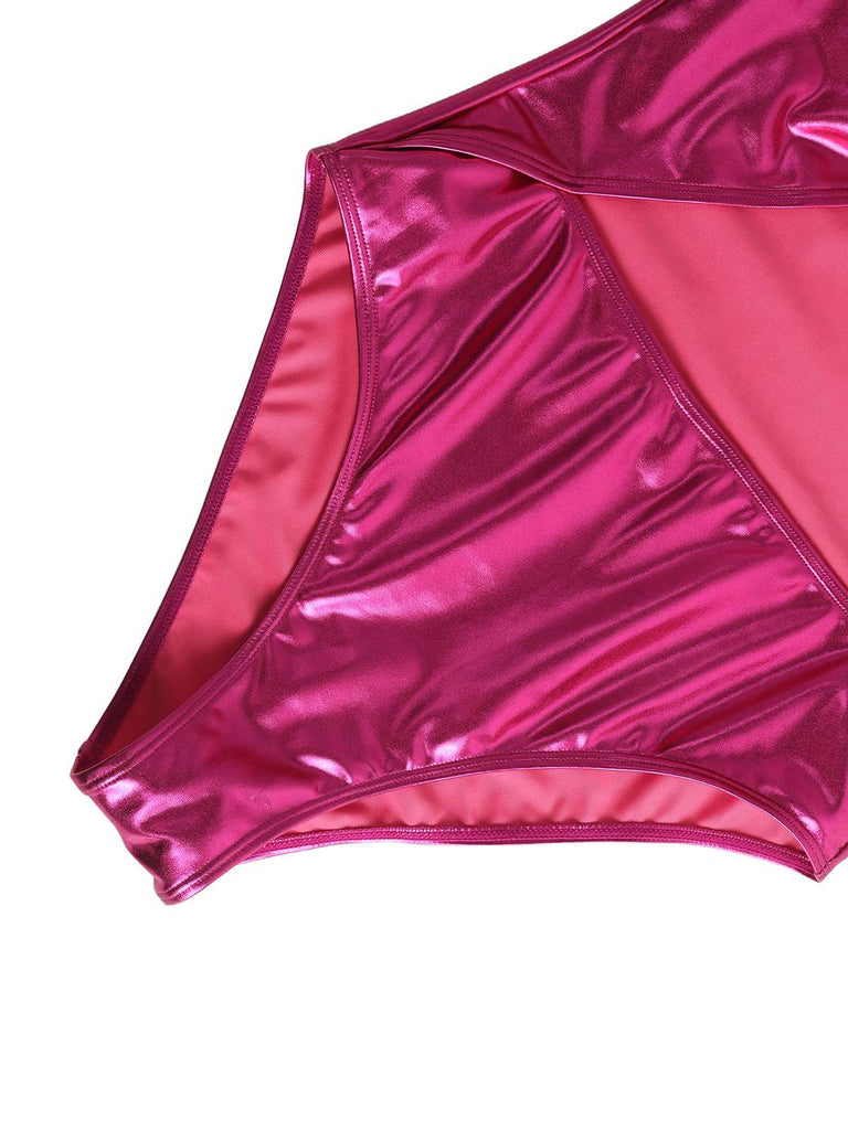 Nahaufnahme eines glänzenden, pinkfarbenen Bikinihöschens vor weißem Hintergrund