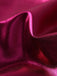 Pinkfarbener, metallisch schimmernder Badeanzug im Stil der 1970er-Jahre mit Neckholder und Cut-out – Stoffdetails