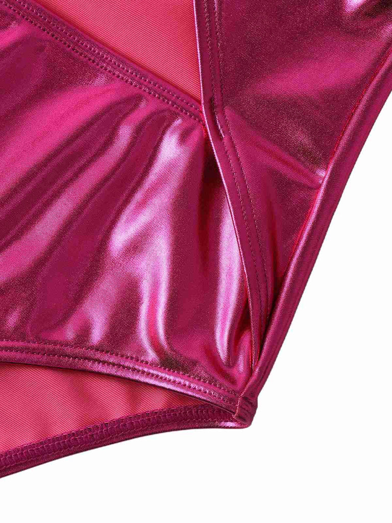 Pinkfarbener, metallisch schimmernder Badeanzug im Stil der 1970er-Jahre mit Neckholder-Ausschnitt und seitlichem Detail