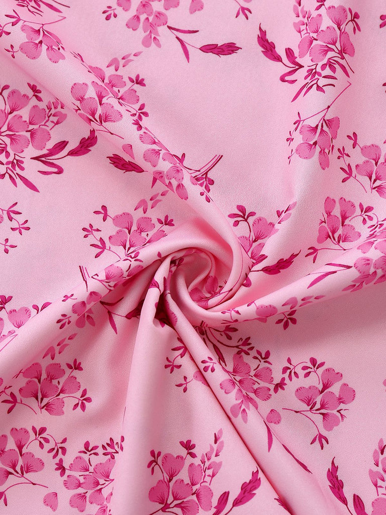 Makroaufnahme der glatten Stoffstruktur mit einem detaillierten rosa Blumenmuster.