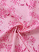 Makroaufnahme der glatten Stoffstruktur mit einem detaillierten rosa Blumenmuster.