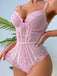 Ein Model trägt den rosafarbenen Body aus Spitze und Netzstoff und präsentiert die Passform sowie die halbtransparenten floralen Details.