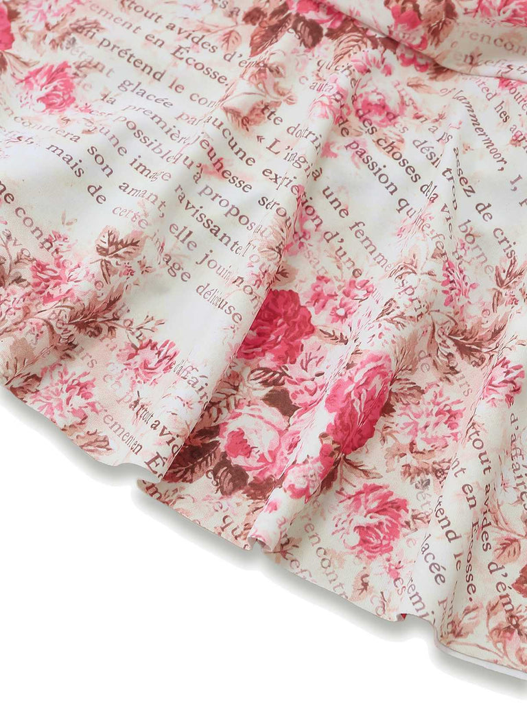Makroaufnahme des Stoffes, die die romantischen Rosenillustrationen und die Schriftzüge im Vintage-Stil zeigt.