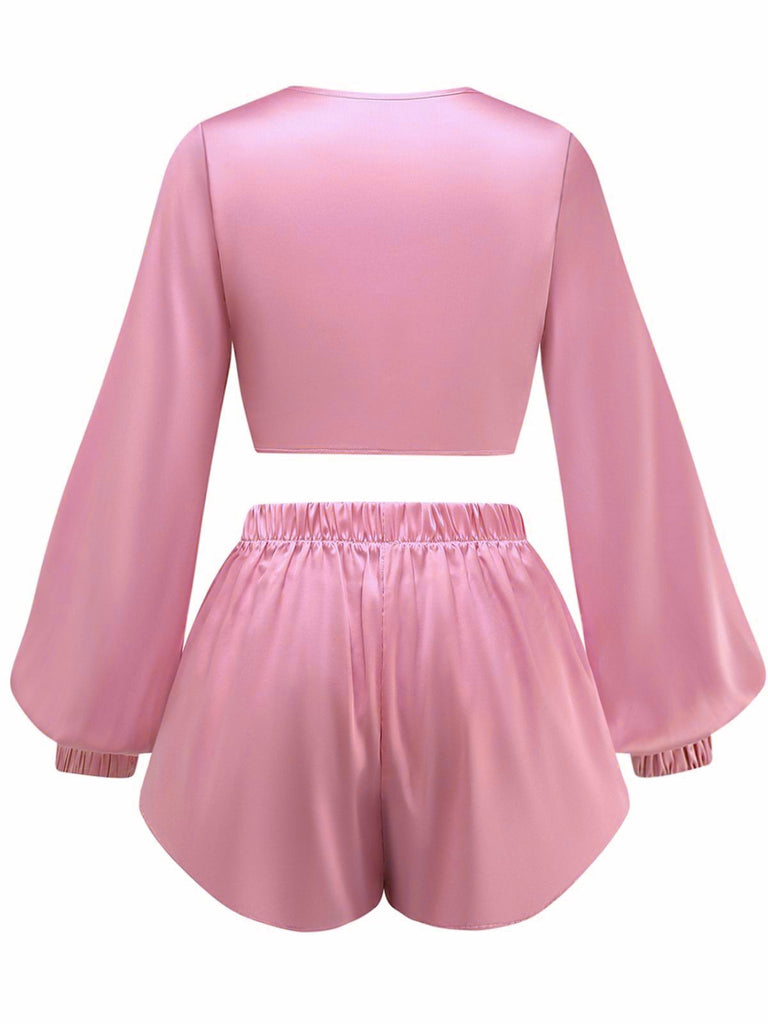 Das seidige Satin-Set mit Bindeband vorne ist in einem zarten, staubigen Rosa gehalten.