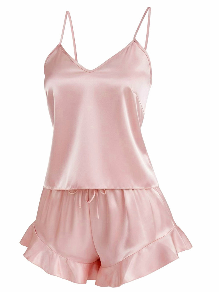 Seitenansicht des rosafarbenen Satin-Nachtwäschesets, die den leichten Fall und die bequeme Passform von Top und Shorts zeigt.