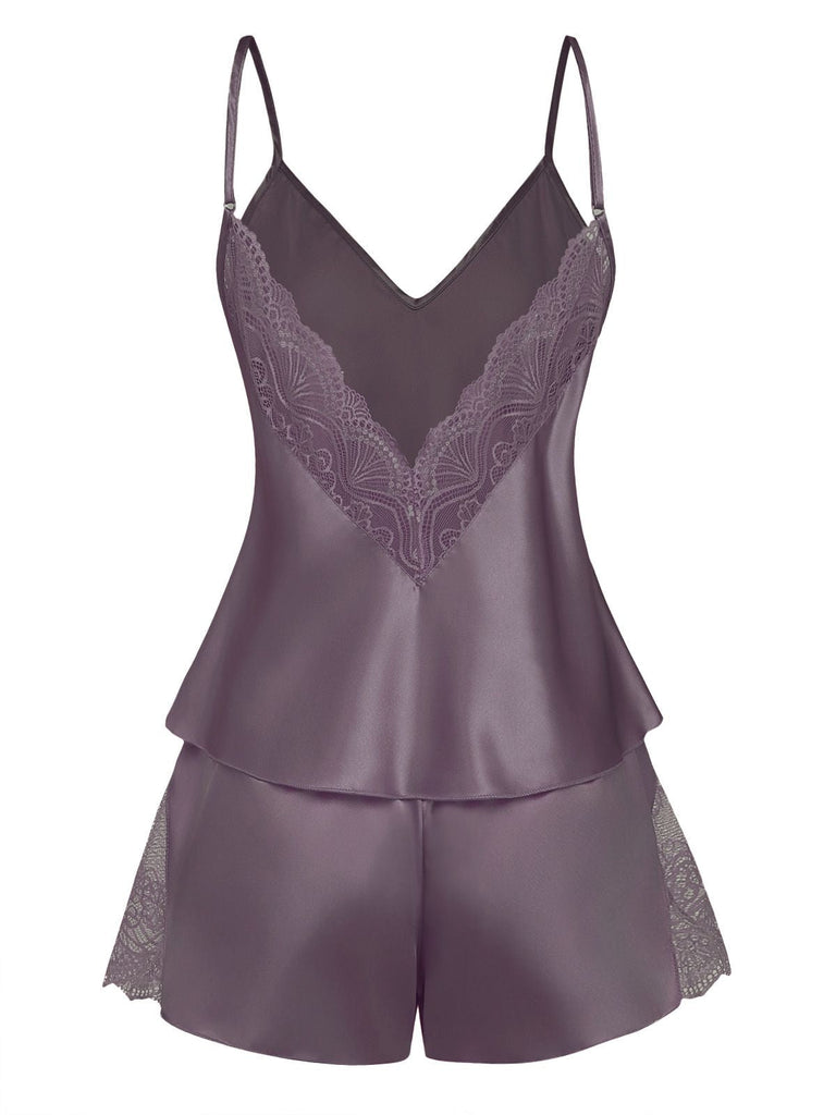 Lila Satin-Camisole und Shorts-Set mit Spitzendetails auf weißem Hintergrund