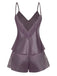 Lila Satin-Camisole und Shorts-Set mit Spitzendetails auf weißem Hintergrund