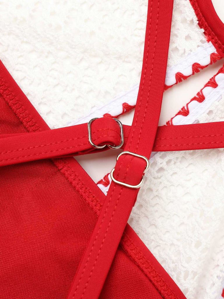 Roter Badeanzug mit Trägern auf weißem Spitzenhintergrund