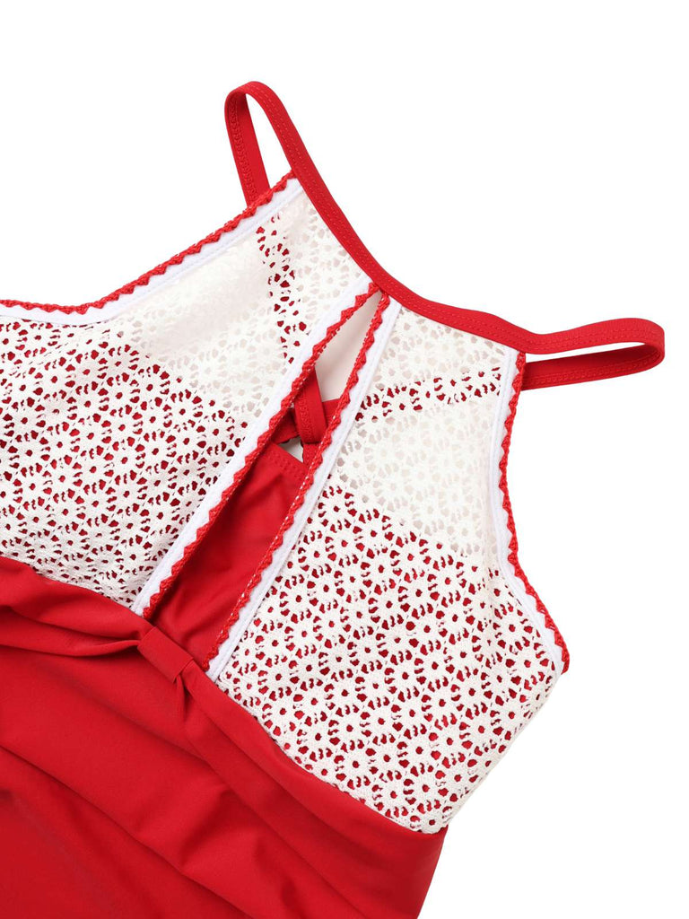 Rotes und weißes Spitzen-Bikini-Oberteil auf weißem Hintergrund