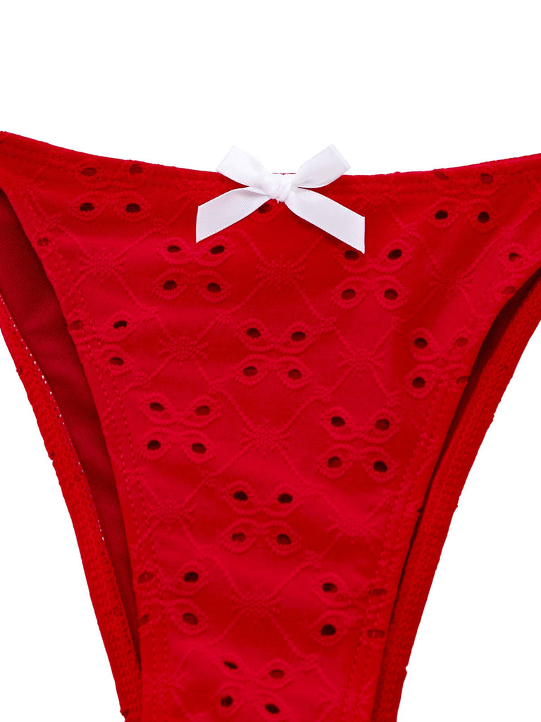 Rotes Bikinihöschen mit weißen Punkten und weißer Schleife auf weißem Hintergrund
