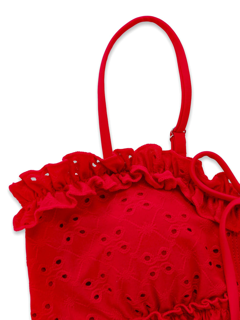 Rotes Tankini-Top mit dünnen Trägern auf weißem Hintergrund