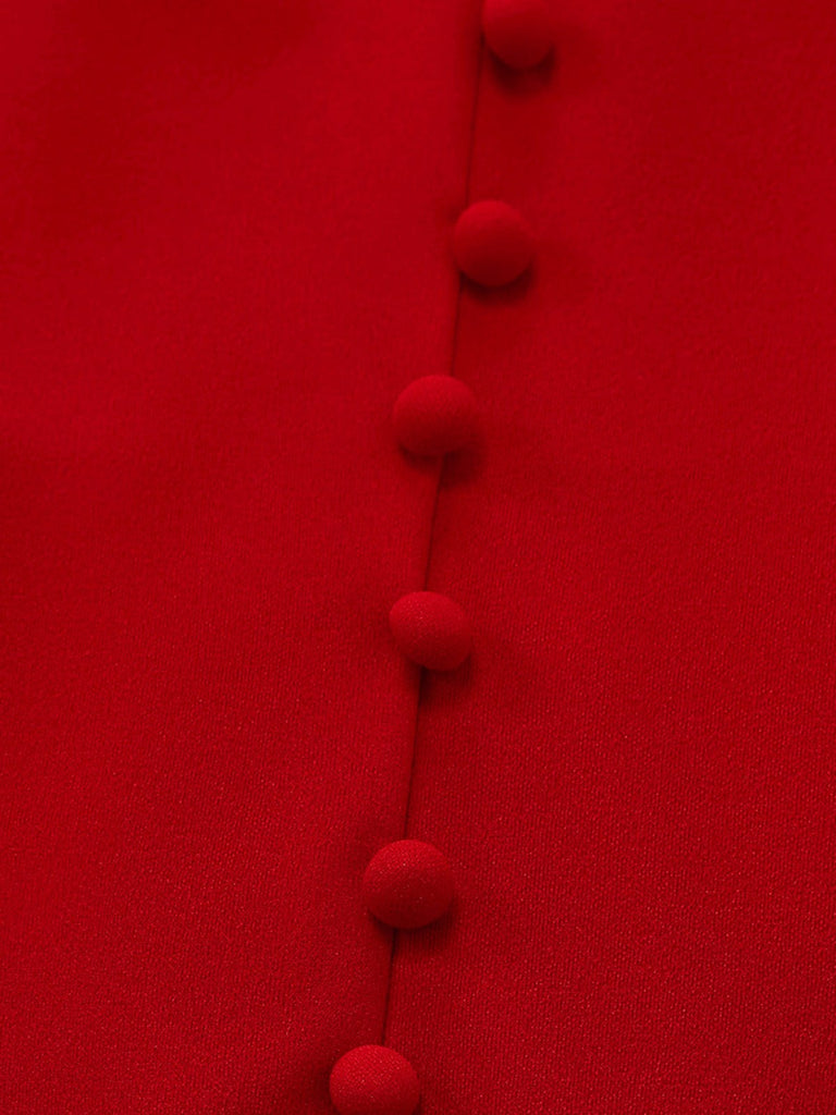 Nahaufnahme eines roten Stoffes mit einer Reihe roter Knöpfe auf rotem Hintergrund