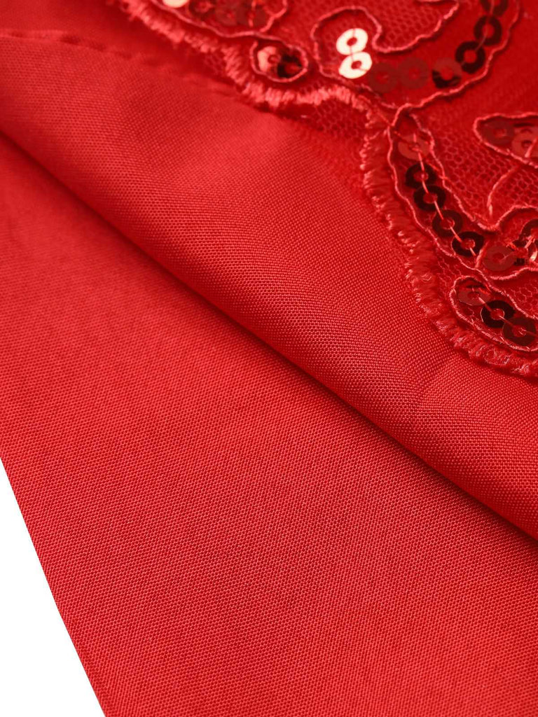 Detailaufnahme des glatten roten Satinfutters unter dem transparenten, mit Spitze und Pailletten besetzten Stoff.