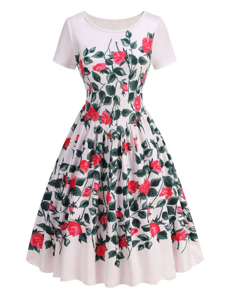 Weißes Kleid mit rotem Blumenmuster auf weißem Hintergrund