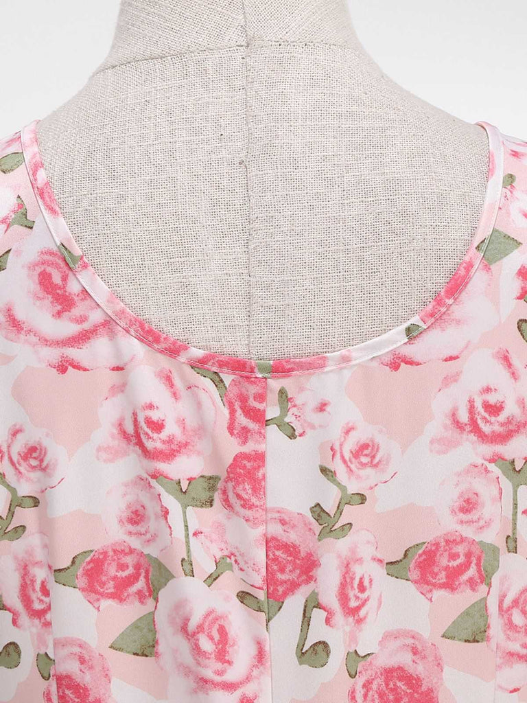 Detailaufnahme des Rundhalsausschnitts und des Innenfutters des rosa geblümten A-Linien-Kleides.
