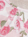 Makroansicht der Stoffkante und der Nähte auf dem weiß-rosa gemusterten Stoff.