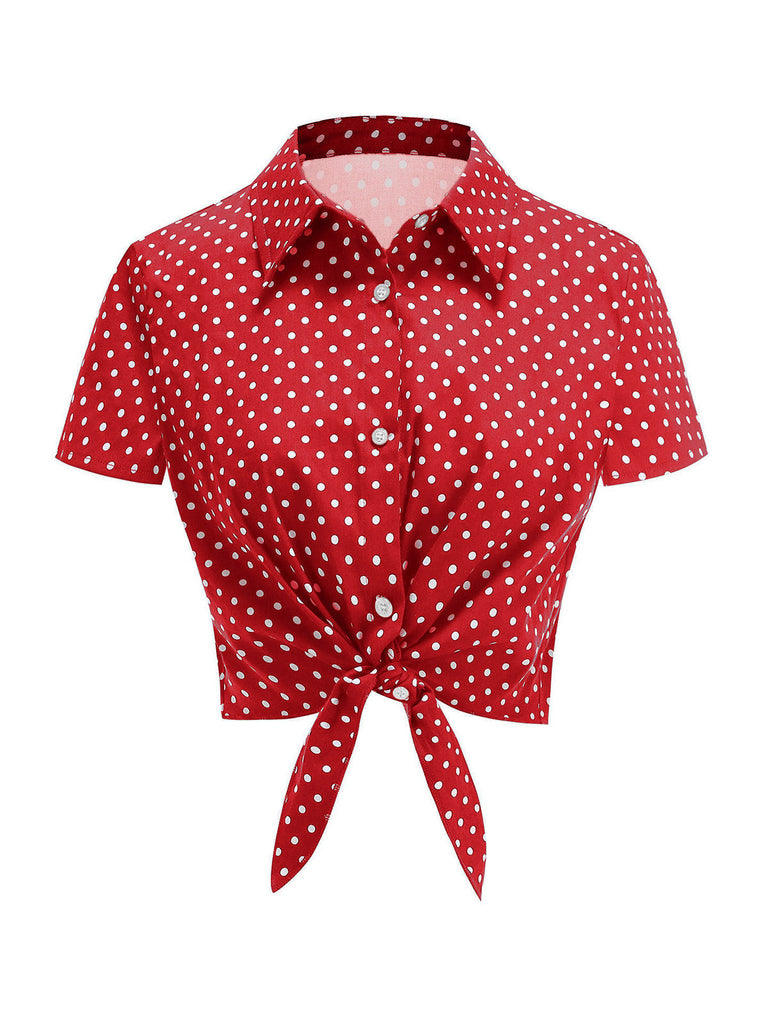 Rote, gepunktete Kurzarmbluse mit Gürtel im Stil der 1950er-Jahre – Vintage-Mode, Retro-Stil, elegantes Rot