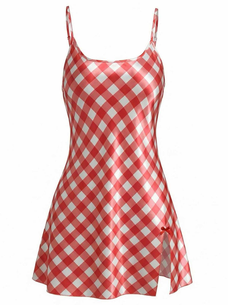 Ein kurzes, rot-weiß kariertes Unterkleid aus schimmerndem Satin mit dünnen Spaghettiträgern und einem kleinen Seitenschlitz.