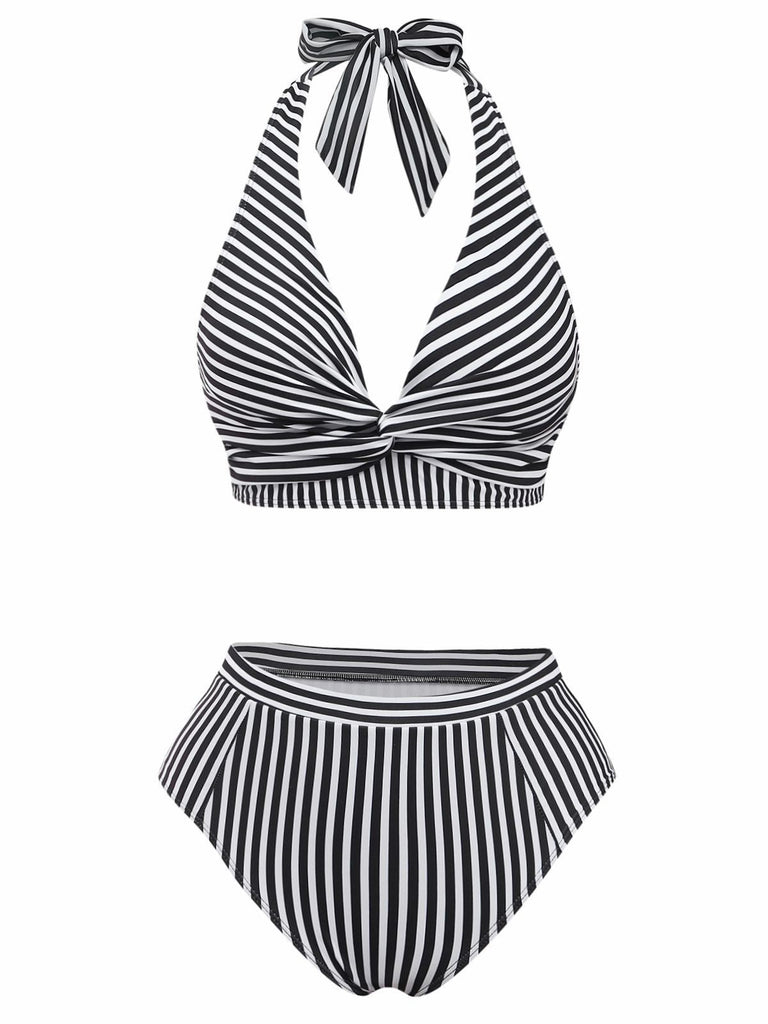 Schwarz-weiß gestreiftes Bikini-Set auf weißem Hintergrund