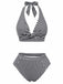 Schwarz-weiß gestreiftes Bikini-Set auf weißem Hintergrund