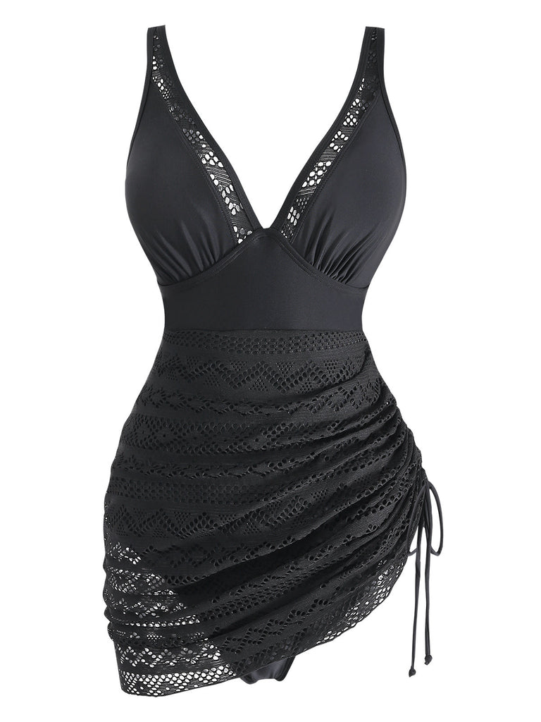 Eleganter schwarzer Badeanzug im Stil der 1950er Jahre mit V-Ausschnitt aus Spitze und schmeichelhaften Raffungen – perfekt für einen klassischen, Vintage-inspirierten Pool-Look.