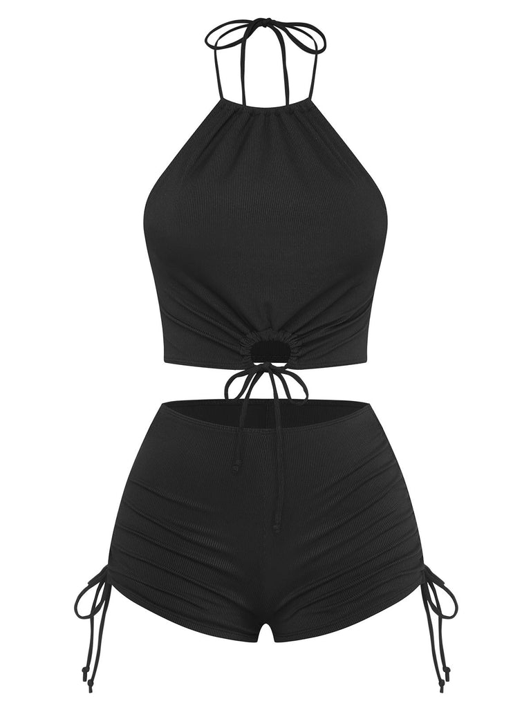 Klassischer schwarzer zweiteiliger Badeanzug mit Neckholder-Design und Raffungen, ideal für den Retro-Strandlook und Sommerurlaub