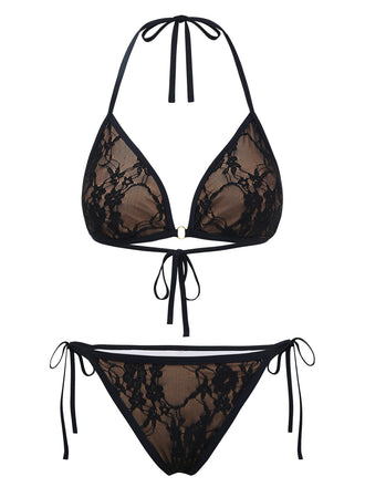 Ein zweiteiliges Triangel-Bikini-Set mit schwarzer floraler Spitze über einem hautfarbenen Futter sowie verstellbaren Nacken- und Rückenbändern.