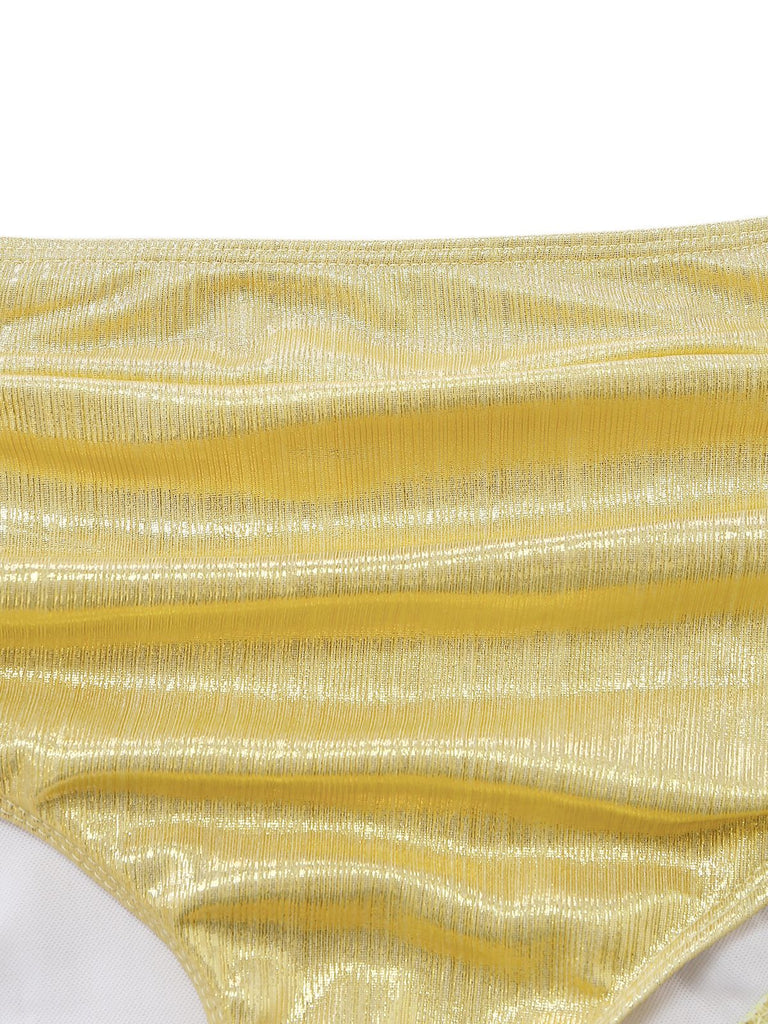 Eine Makroaufnahme des goldschimmernden Stoffes, der für den metallischen Bikini im Vintage-Stil verwendet wurde.
