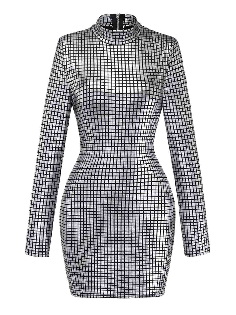 Retro-inspiriertes, silberfarbenes Pailletten-Minikleid mit schimmernden Quadratmustern und Stehkragen, ideal für Partys und besondere Anlässe.