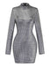 Retro-inspiriertes, silberfarbenes Pailletten-Minikleid mit schimmernden Quadratmustern und Stehkragen, ideal für Partys und besondere Anlässe.