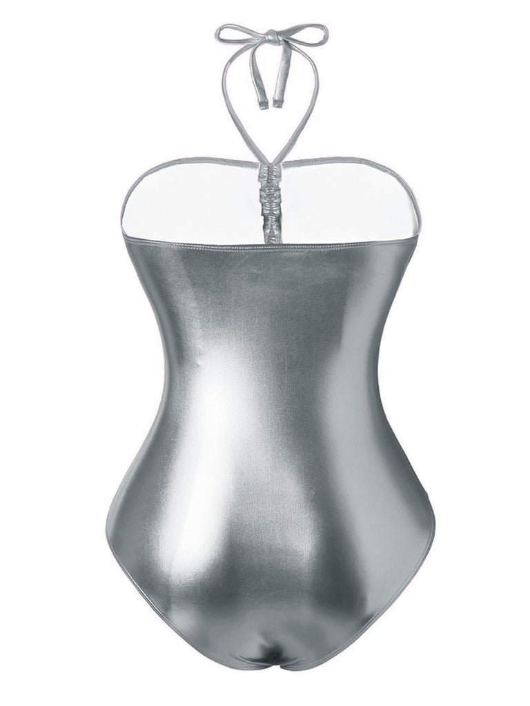 Silberner Metallic-Badeanzug auf weißem Hintergrund