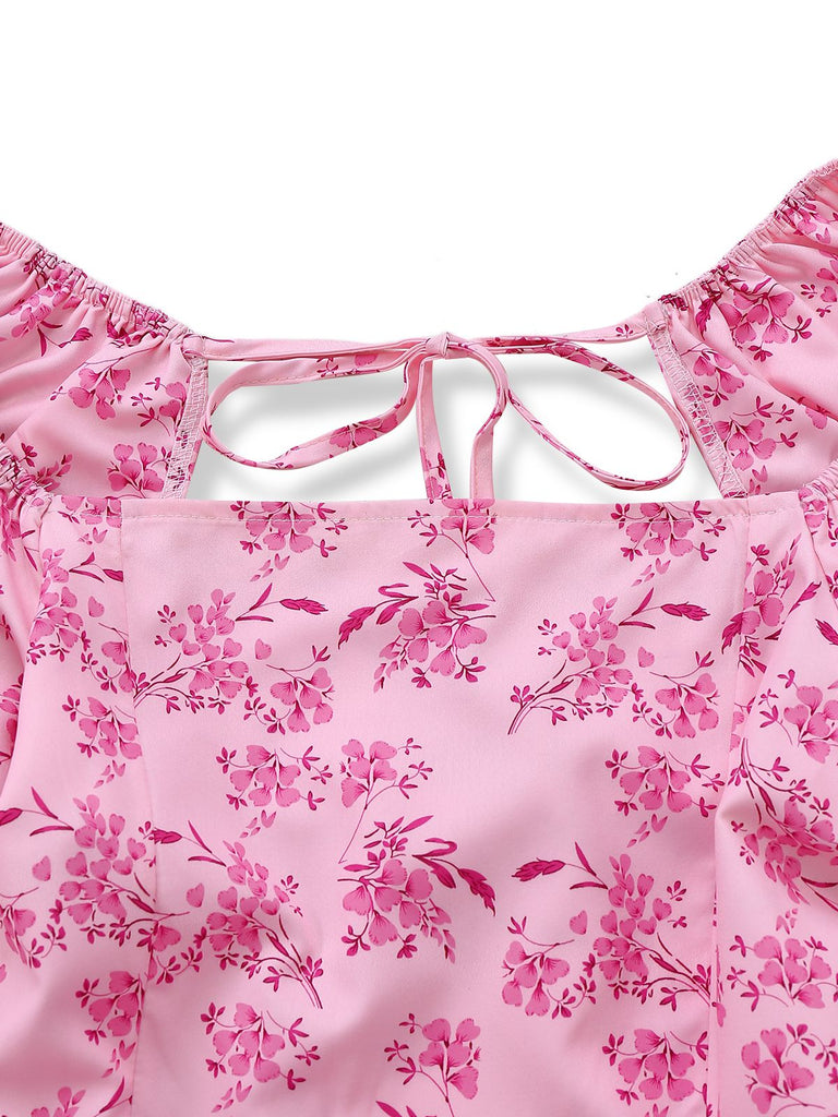 Nahaufnahme des eckigen Ausschnitts und des zarten Bindebandverschlusses am Rücken des rosa geblümten Kleides.