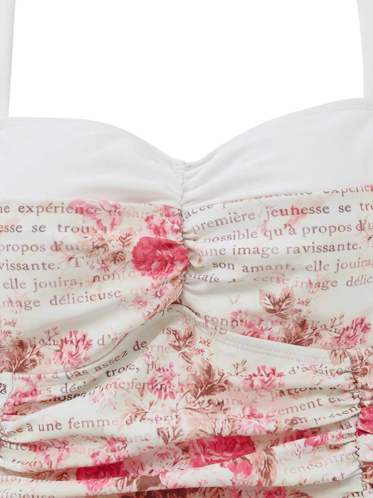 Detailaufnahme des gerafften herzförmigen Ausschnitts und des zarten rosa Blumenmusters.