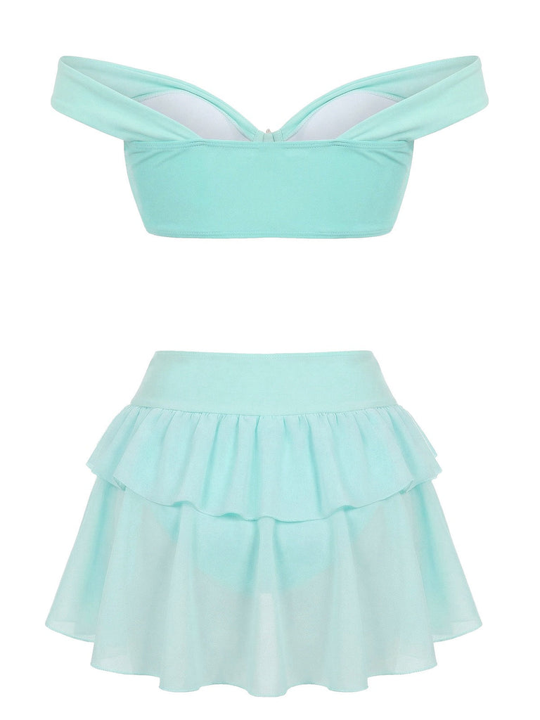 Mintgrünes zweiteiliges Bikini-Set mit Oberteil und Rüschenrock auf weißem Hintergrund