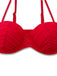 Rotes Bikini-Oberteil auf weißem Hintergrund