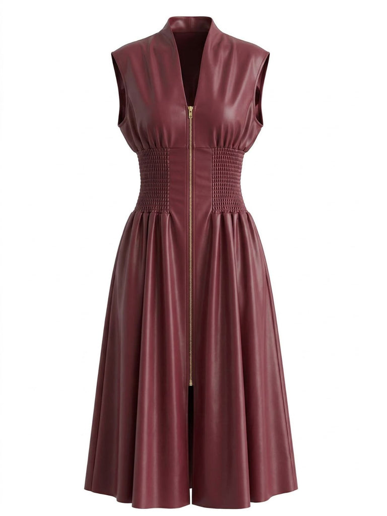 Elegantes, tailliertes, burgunderrotes Kunstlederkleid im Stil der 40er-Jahre. Perfekt für einen klassischen Abendlook oder ein herbstliches Outfit im Vintage-Stil.