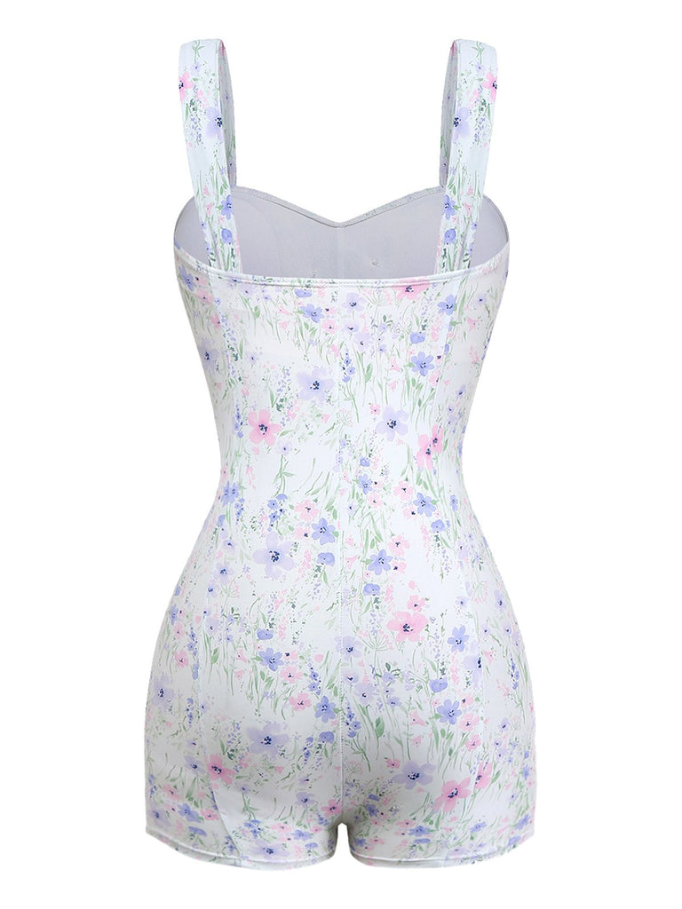 Geblümt gemustertes Badekleid auf weißem Hintergrund