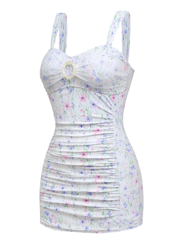 Badeanzug mit Blumenmuster auf weißem Hintergrund