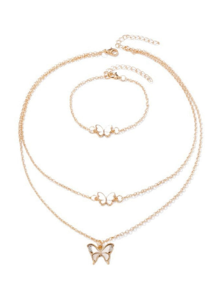 Goldene Schmetterlingskette und Armband auf weißem Hintergrund