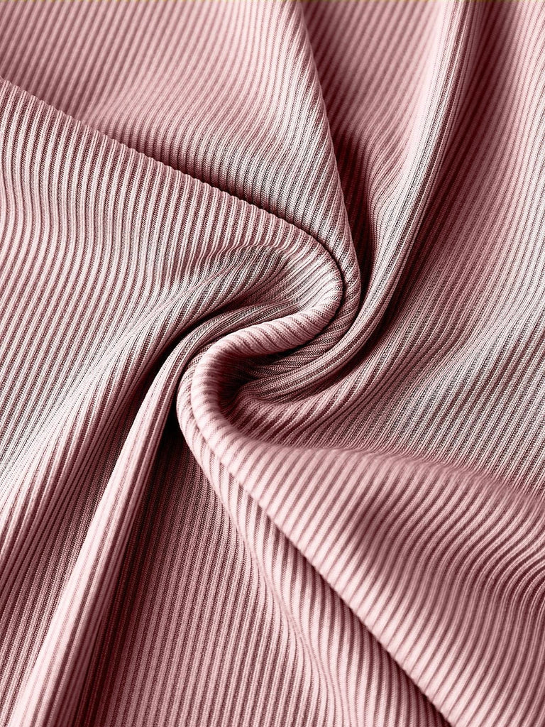 Nahaufnahme der weichen, atmungsaktiven Stoffstruktur und der hochwertigen Seitennähte des Jumpsuits.