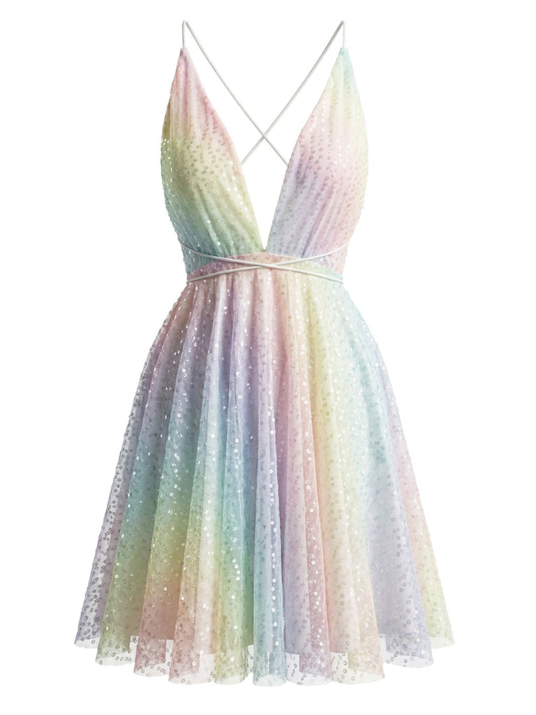 Studioansicht von vorn auf das pastellfarbene Paillettenkleid in Regenbogenfarben, das den tiefen Ausschnitt und die hochtaillierte, ausgestellte Silhouette hervorhebt.
