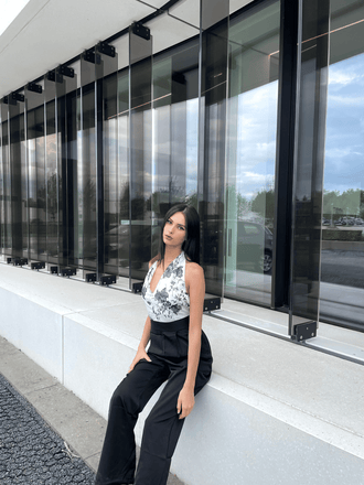 SCHWARZER WEISSER BLUMEN JUMPSUIT MIT HALFTERRIEMEN